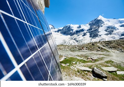 Moderne Solaranlage in den Schweizer Alpen